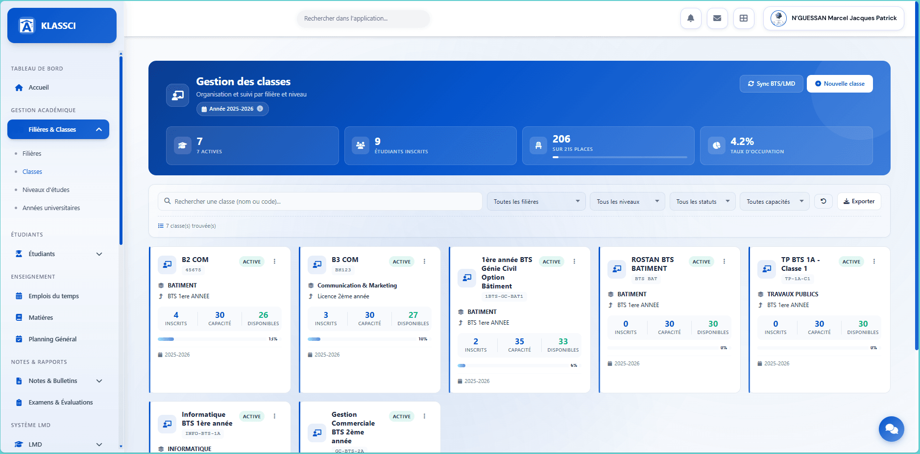 Page Gestion des classes avec le bandeau de stats, les filtres et la grille de cartes de classe