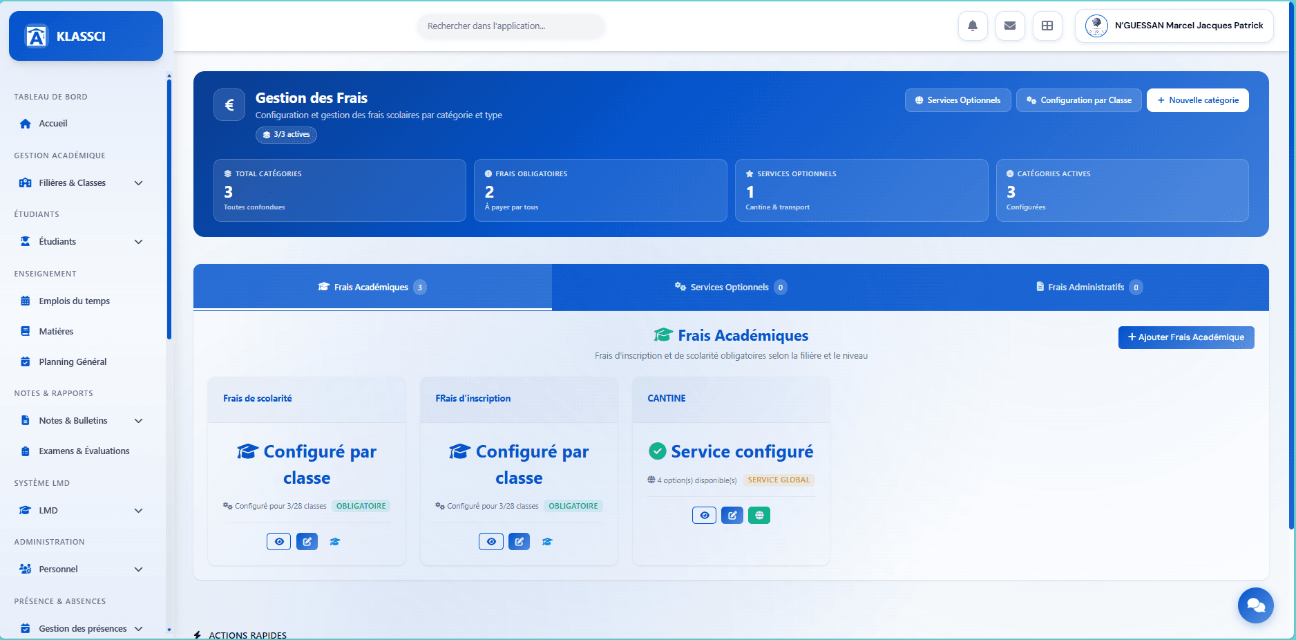 Page Gestion des Frais avec bandeau bleu, 4 KPIs et 3 onglets Frais Académiques / Services Optionnels / Frais Administratifs, et 3 cartes de catégorie